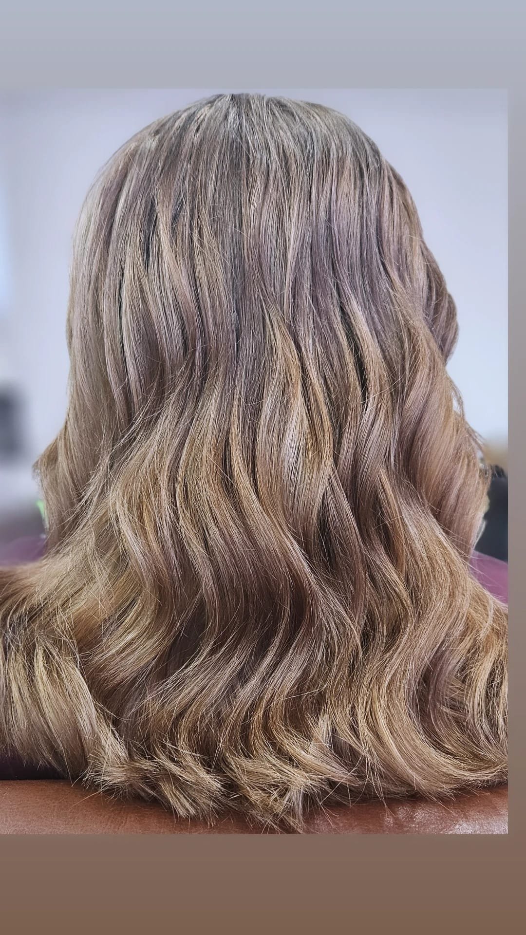 Pramenovi u svijetlim bež i plavim nijansama daju kosi dimenziju, sjaj i prirodan prijelaz boja, u Slatini