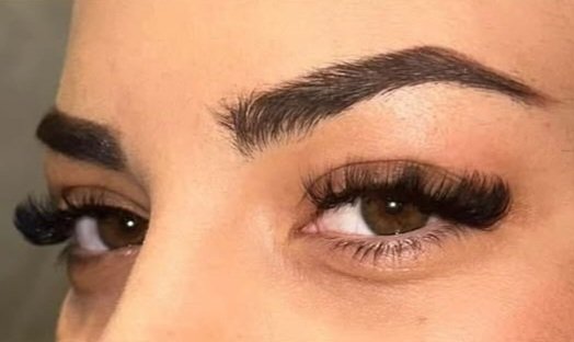 Ugradnja trepavica sa slikom lica koje je zoomirano u prvi kadar u salonu Beauty by Martina