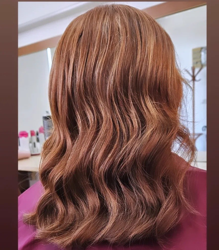 Suptilni pramenovi u toplim bakrenim nijansama rađeni u Beauty by Martina u Slatini